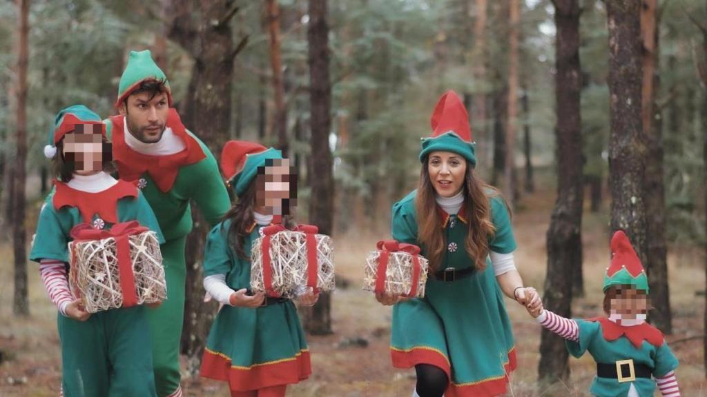 Jorge Pérez y Alicia con sus hijos en una mañana de Navidad en plena naturaleza.