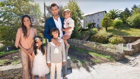 Jorge Pérez junto a su mujer y sus hijos, frente al colegio de los pequeños, en un montaje de Jaleos.