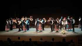Actuación del grupo de Coros y Danzas de Alcázar durante el homenaje al sacerdote Longinos Agengózar