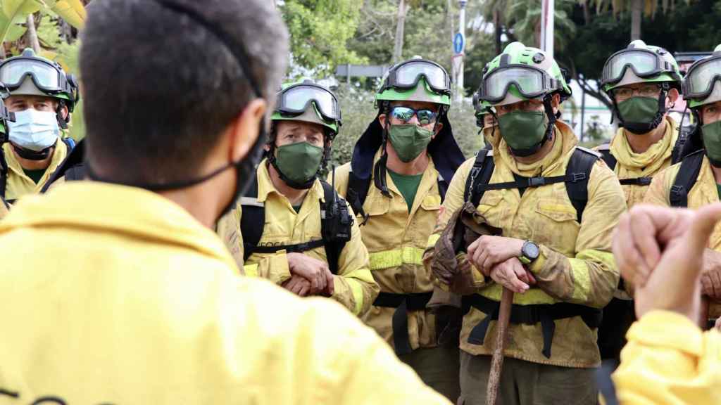 Un grupo de bomberos que ha luchado contra el incendio de Sierra Bermeja.