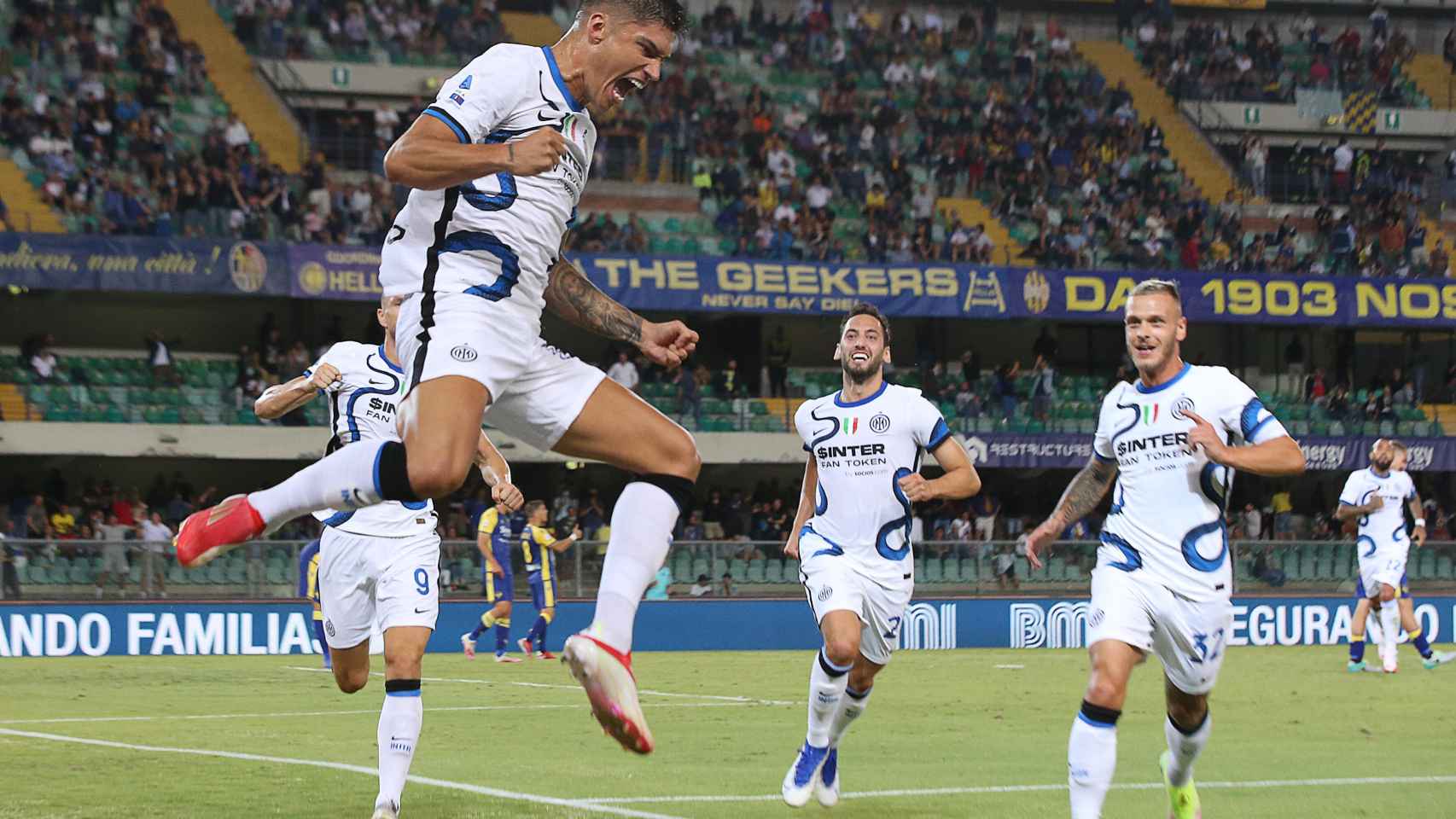 Joaquín Correa celebra un gol con el Inter