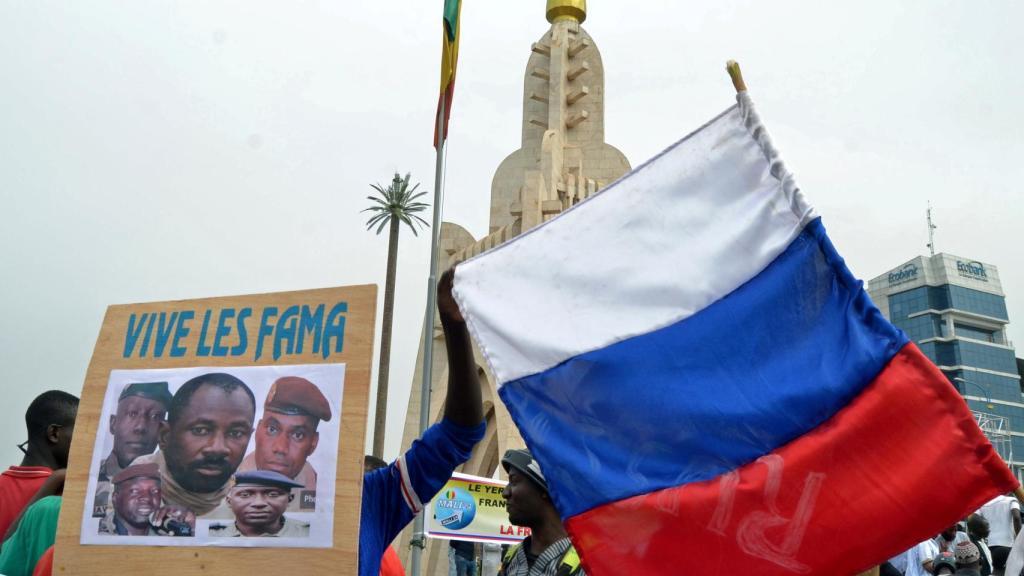 Malienses sostienen una imagen del líder de la junta militar Goita durante una manifestación en Bamako