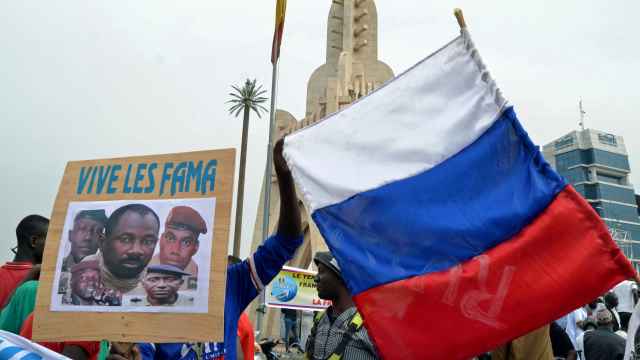 Malienses sostienen una imagen del líder de la junta militar Goita durante una manifestación en Bamako
