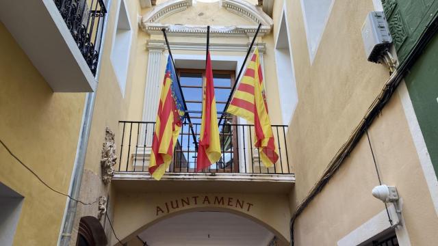 Banderas a media asta en los edificios municipales de Villajoyosa en señal de duelo.