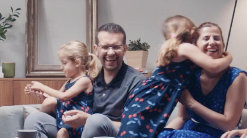 Sonia y Víctor, con sus hijas Alba y María.