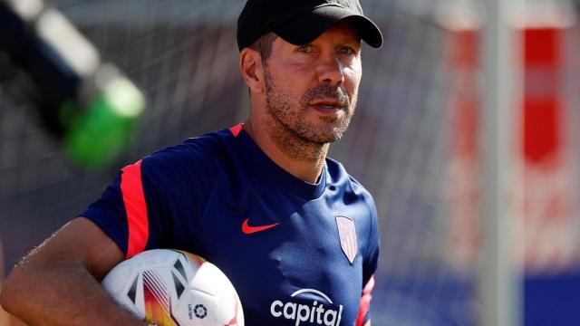 Simeone, dirigiendo un entrenamiento del Atlético