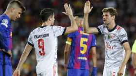 Robert Lewandowski felicita a Thomas Müller por su gol al Barça