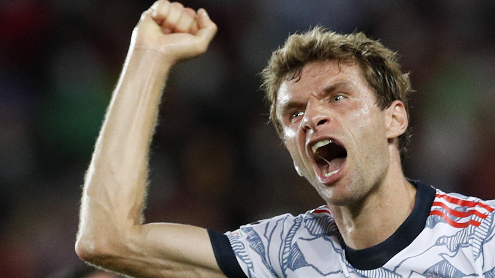 Thomas Müller celebra con rabia su gol al Barça en la Champions 2021/2022