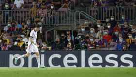 Robert Lewandowski celebra su gol ante la afición del Barça