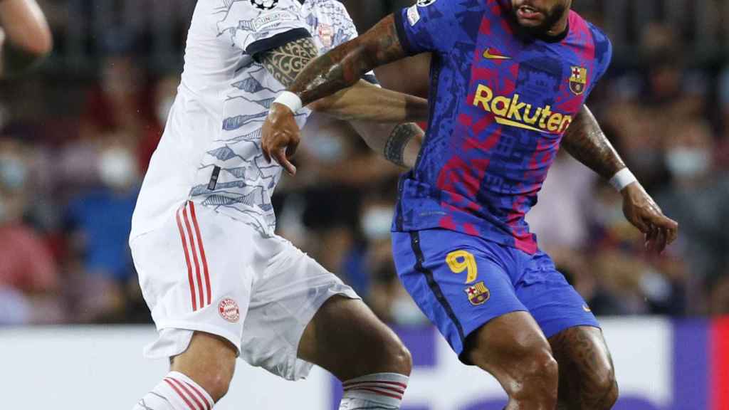 Memphis Depay en acción con Niklas Sule, en el Barcelona - Bayern Múnich de la Champions League 2021/2022