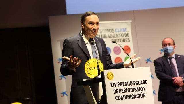 Pedro J. Ramírez y Miquel Iceta durante la entrega de los galardones.