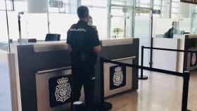 Agente de la Policía Nacional en control de aeropuerto de Málaga.