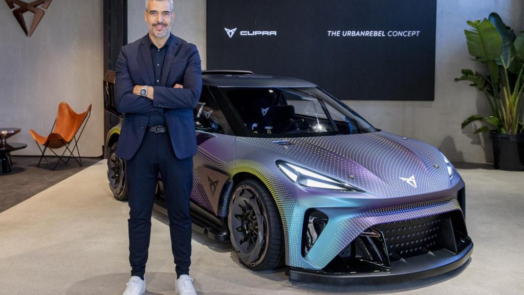El jefe de diseño de Seat y Cupra, Jorge Díez, junto al prototipo de futuro coche eléctrico.