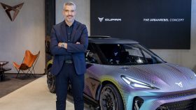 El jefe de diseño de Seat y Cupra, Jorge Díez, junto al prototipo de futuro coche eléctrico.