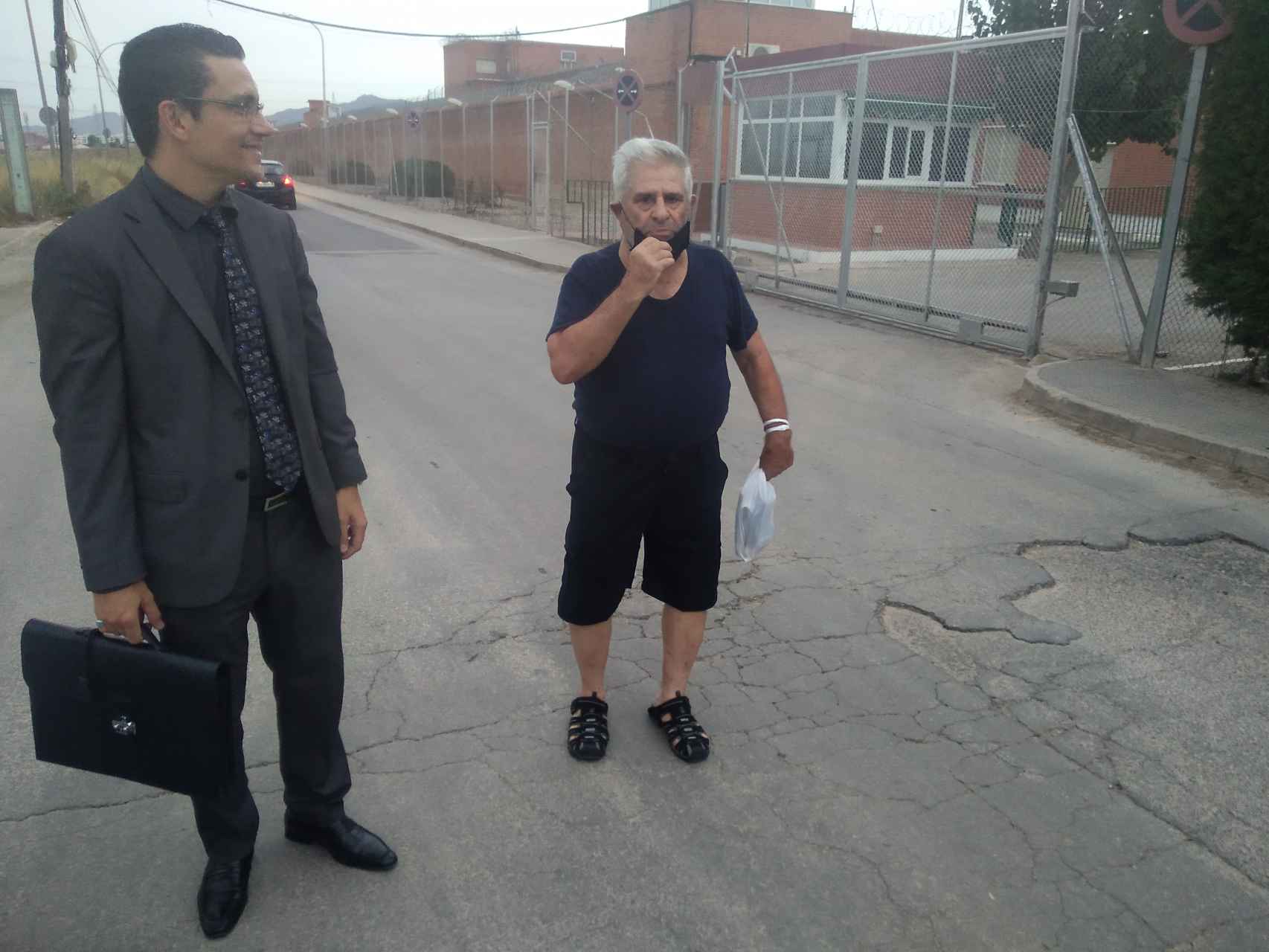 Pepe 'El Melón' a su salida de prisión en Murcia, este lunes, junto a su abogado Raúl Pardo-Geijo.