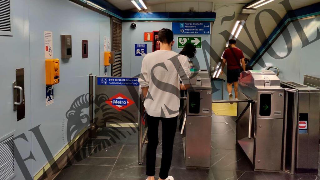 El falso denunciante de Malasaña, el pasado miércoles, cogiendo el Metro.