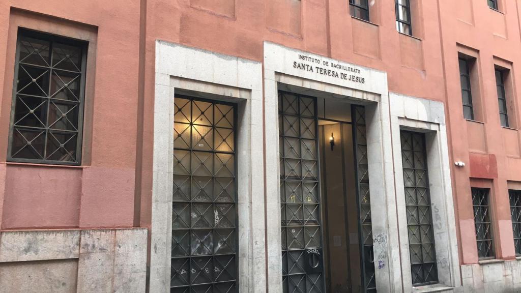 Fachada del edificio de bachillerato del IES Santa Teresa de Jesús.