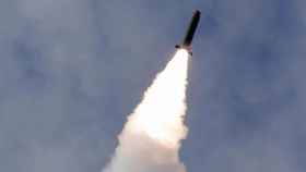 Una foto publicada por la Agencia Central de Noticias de Corea del Norte (KCNA) muestra el lanzamiento de un misil.