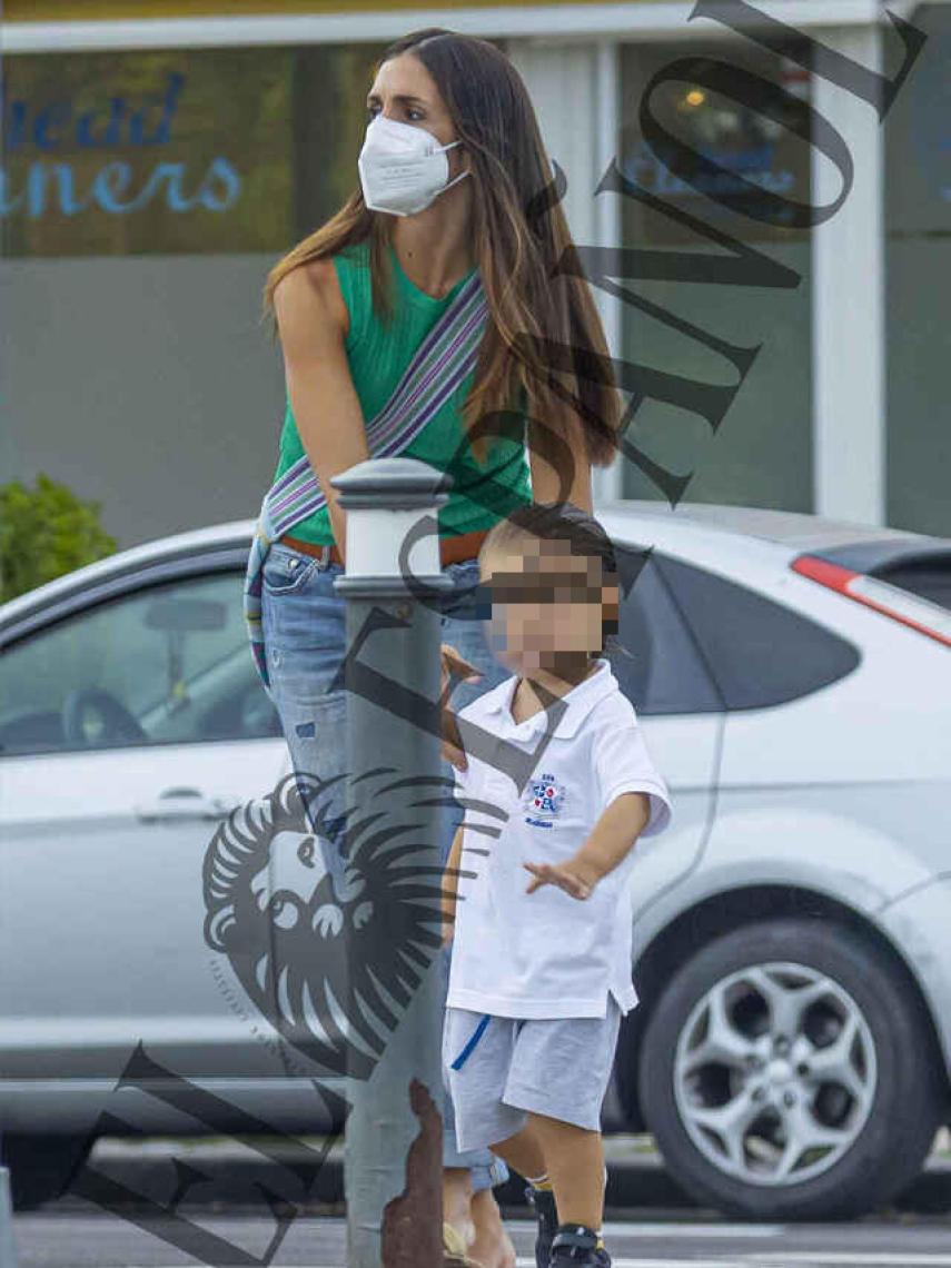 Elena Furiase y su hijo Noah tras recibir el tratamiento contra piojos y liendres.