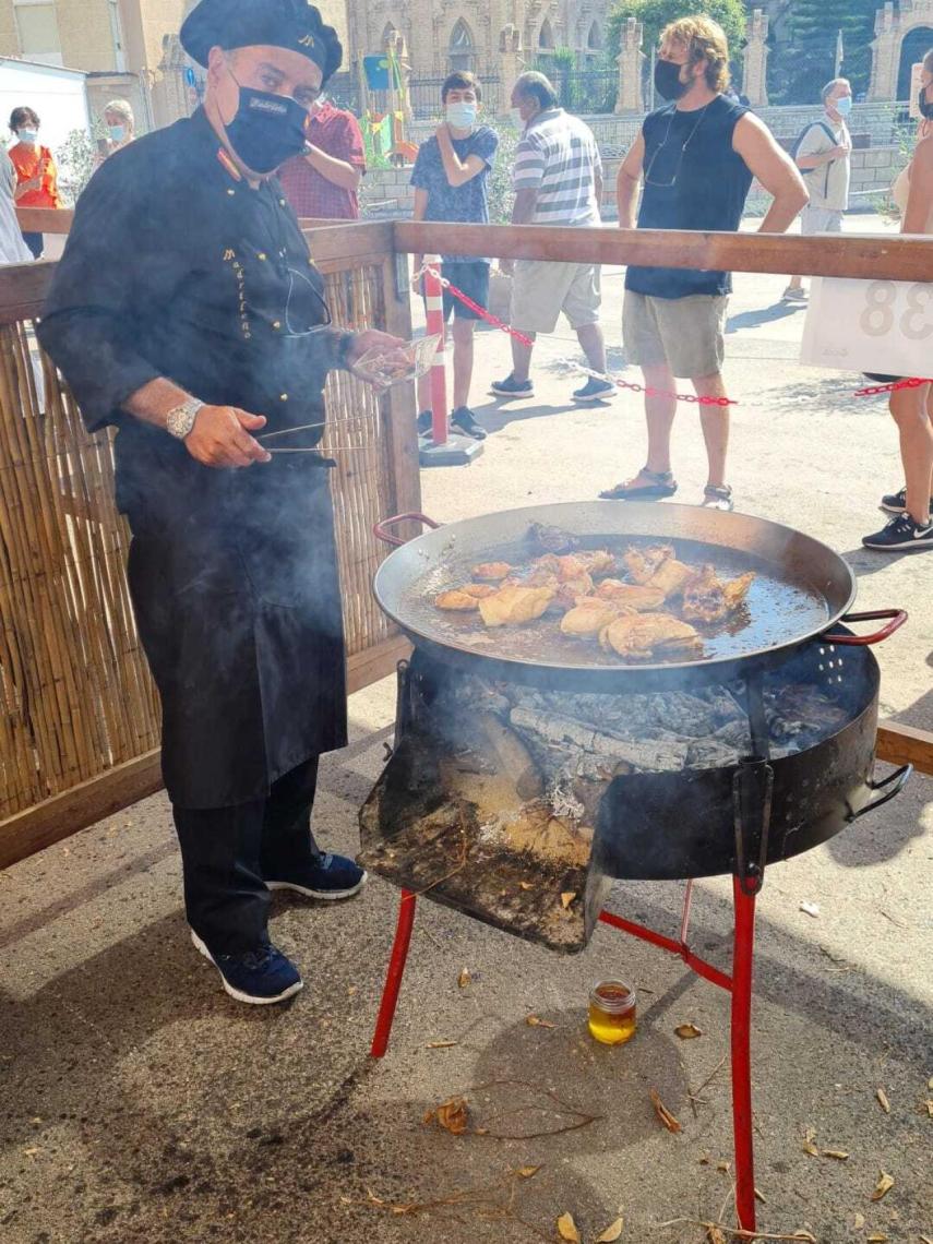 Javier Fernández, uno de los cocineros de El Madrileño, preparando la paella.