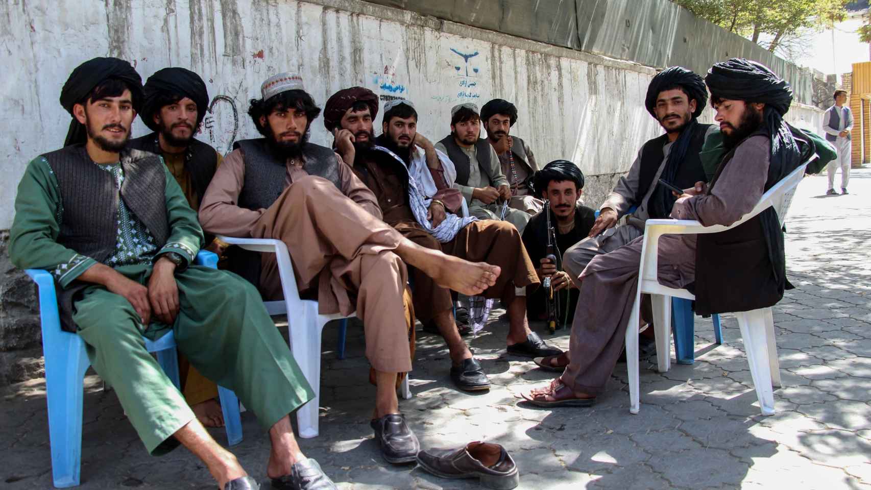 Un grupo de talibanes en Kabul, este miércoles.