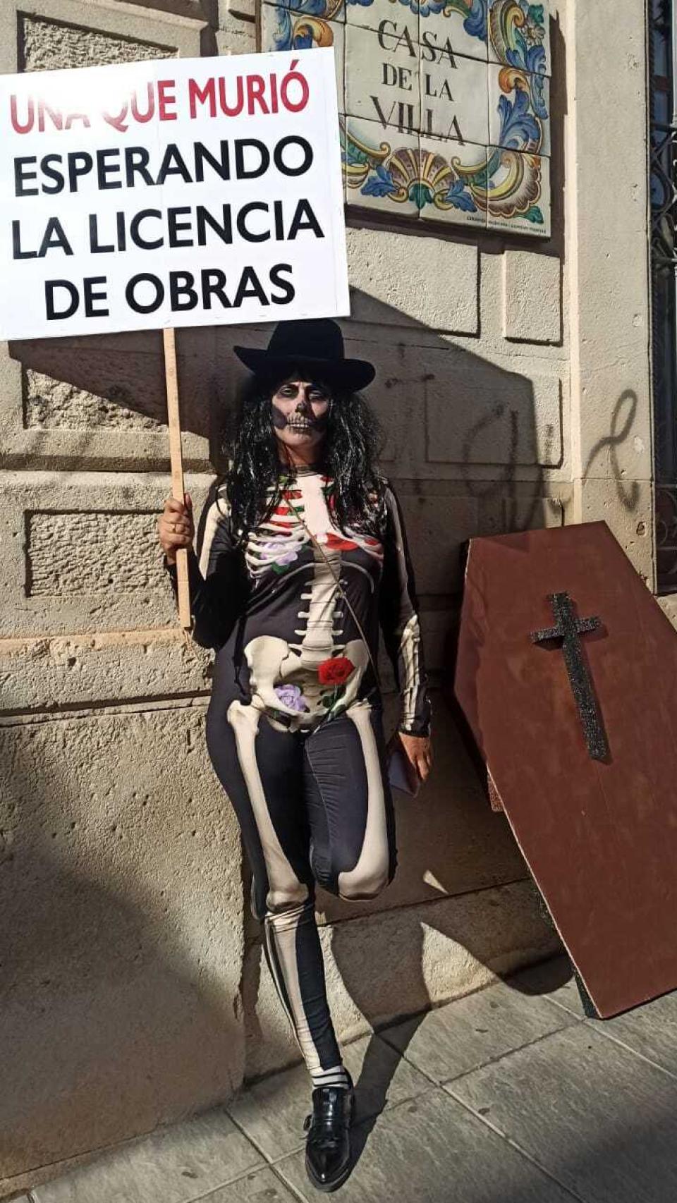 La mujer, en las fachada de la entrada del Ayuntamiento de Crevillent.