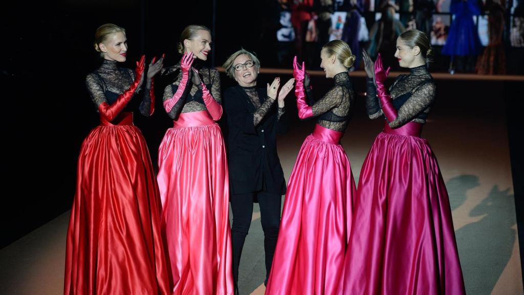 Núria Sardà sale a saludar en el desfile del pasado enero.