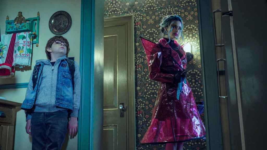 Winslow Fegley y Kristen Ritter protagonizan la película de Netflix 'Cuentos al caer la noche'.
