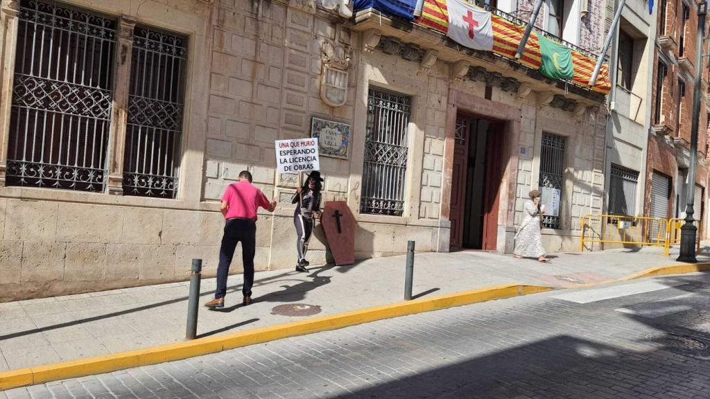 Una que murió esperando la licencia de obras, la particular protesta de una vecina de Crevillent