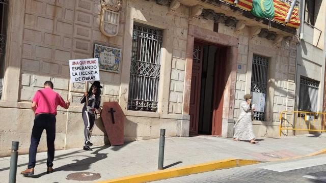 Una que murió esperando la licencia de obras, la particular protesta de una vecina de Crevillent