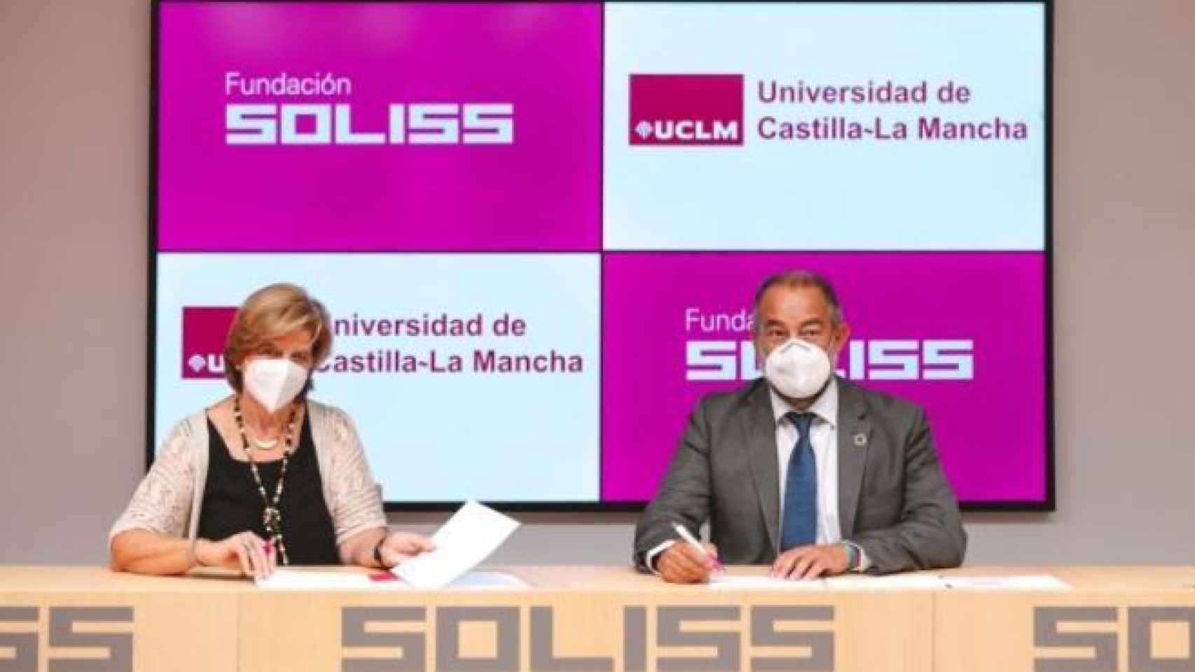 La presidenta de la Fundación Soliss, María Luisa González Bueno, y el rector de la UCLM, Julián Garde