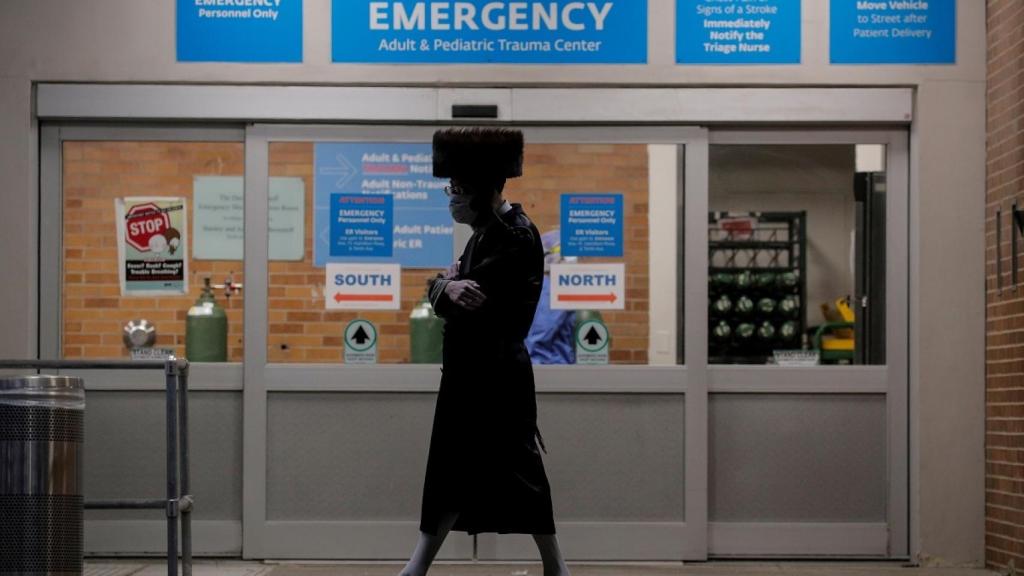 Un hombre camina frente a un hospital de Brooklyn, en Nueva York (EEUU).