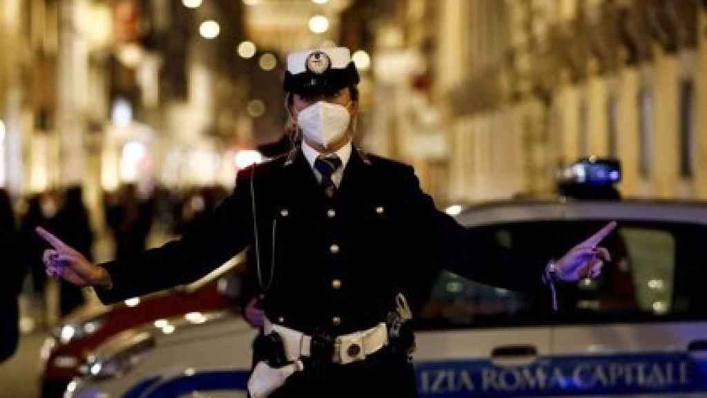 Un agente de la Policía en Roma. EP
