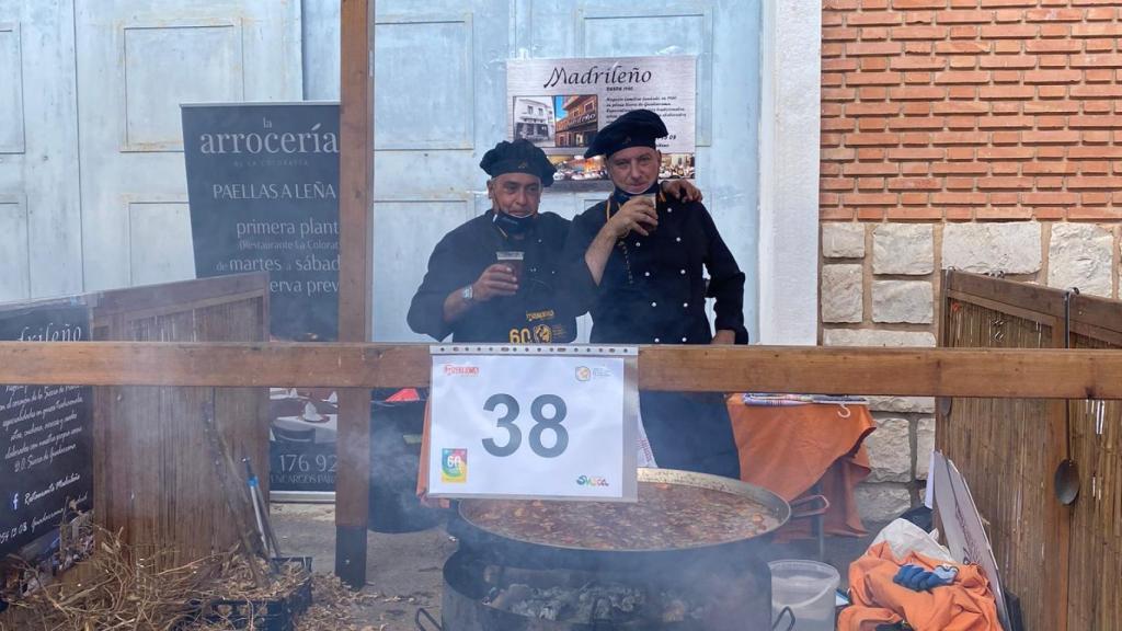 A la izquierda, Javier Fernández y, a la derecha, Óscar de la Fuente, dos de los cocineros de El Madrileño.
