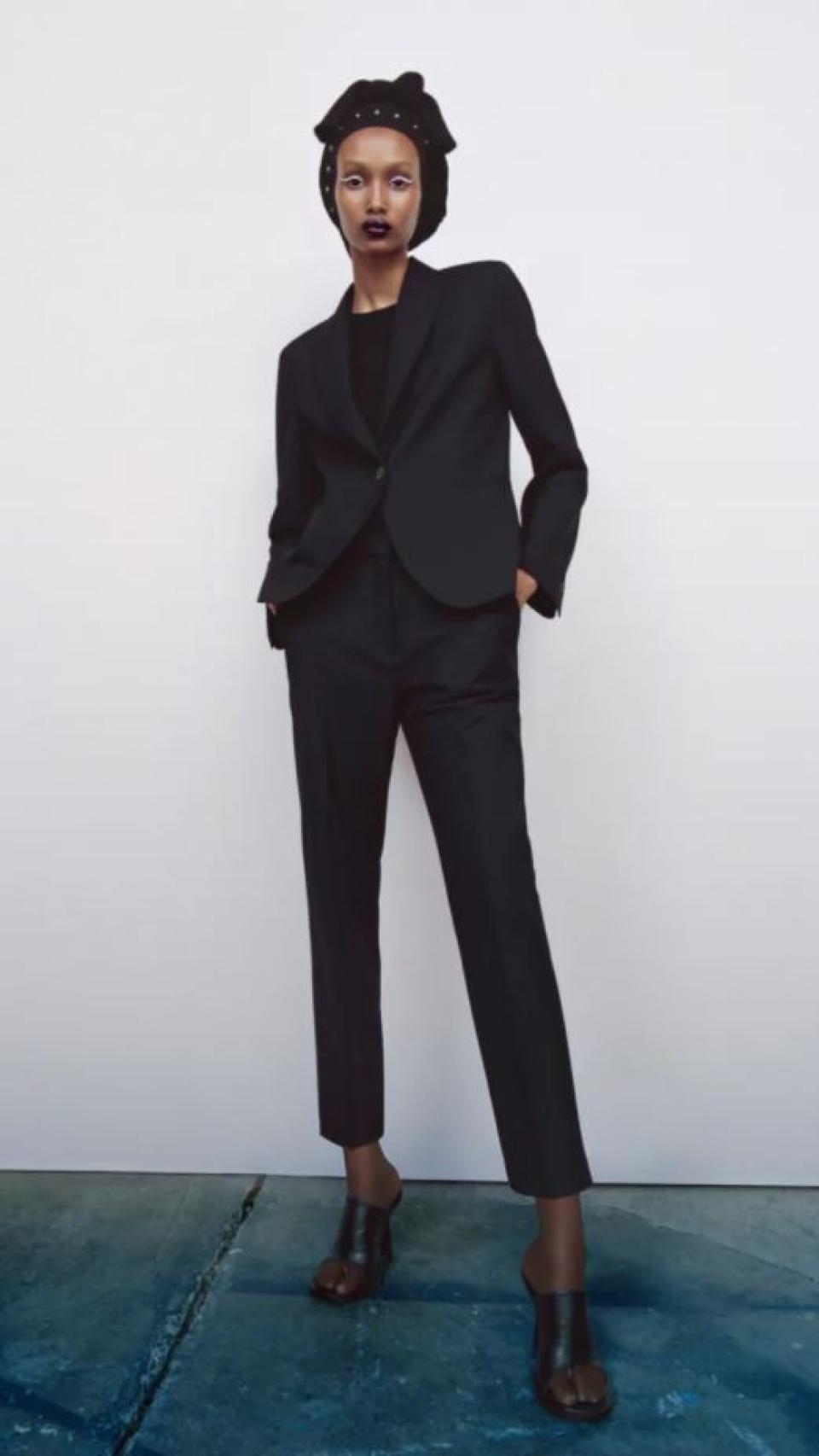 La modelo luce un 'total black look', desde su turbante hasta su calzado.