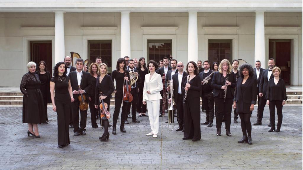 Marzena Diakun con la los miembros de la Orquesta y Coro de la Comunidad de Madrid.