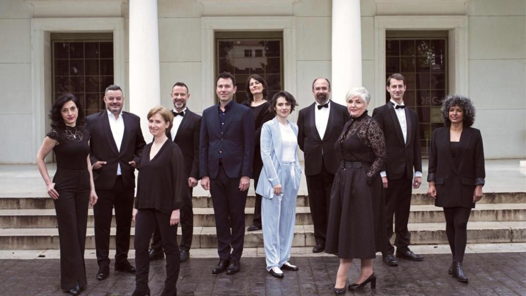 Marzena Diakun con los miembros del Coro de la Comunidad de Madrid.