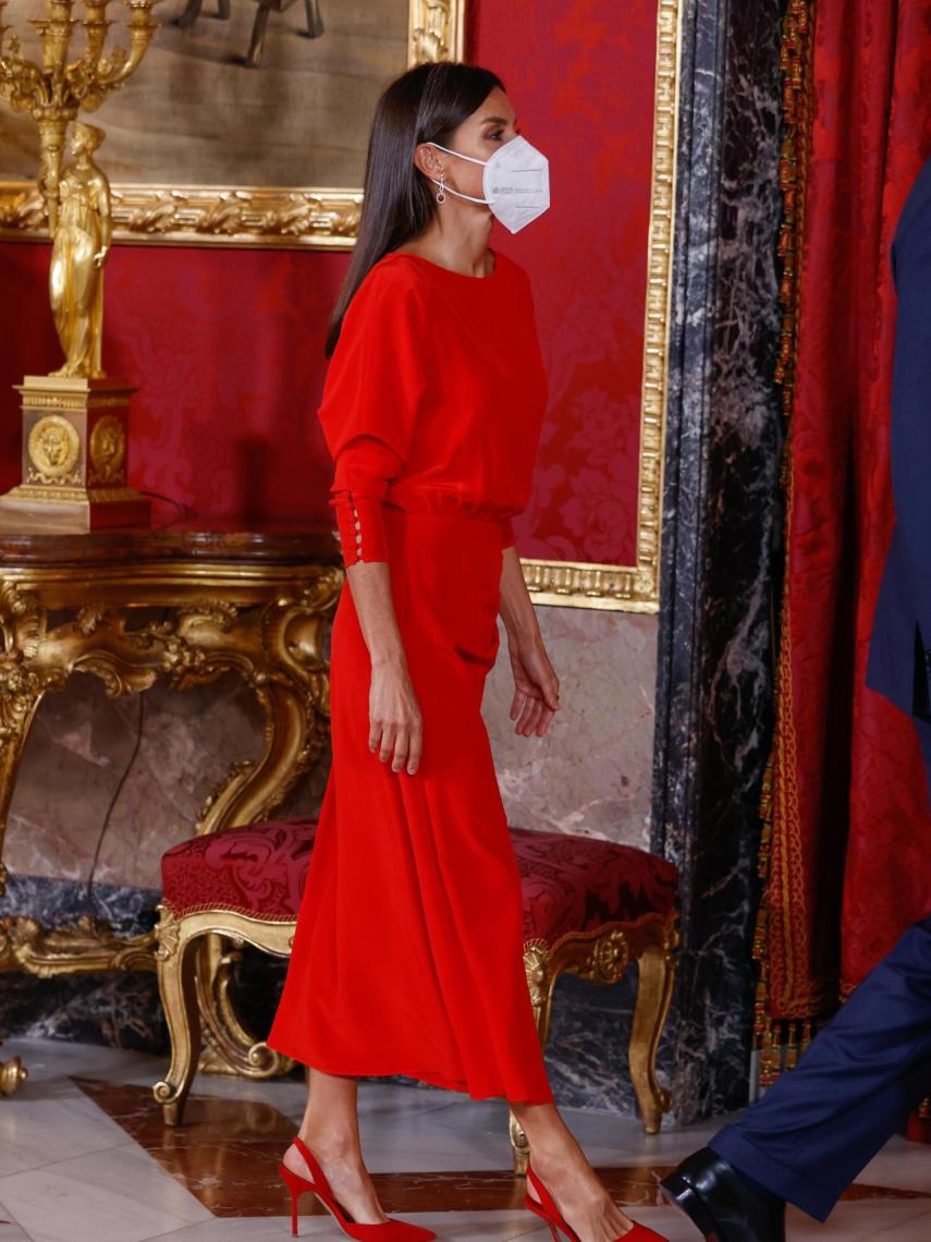 La Reina ha apostado por el rojo intenso tanto en su estilismo como en sus complementos.