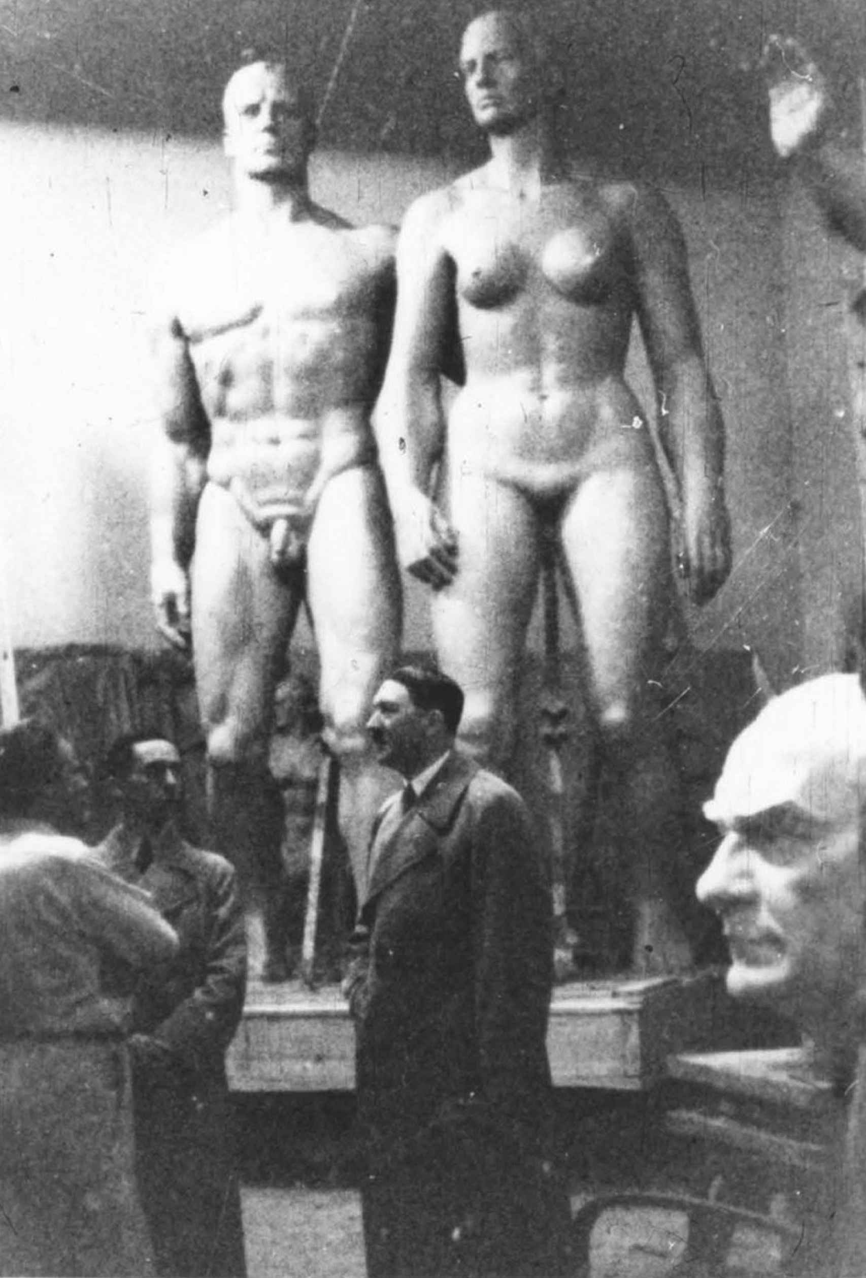 Hitler in the Josef Thorak workshop in Munich.