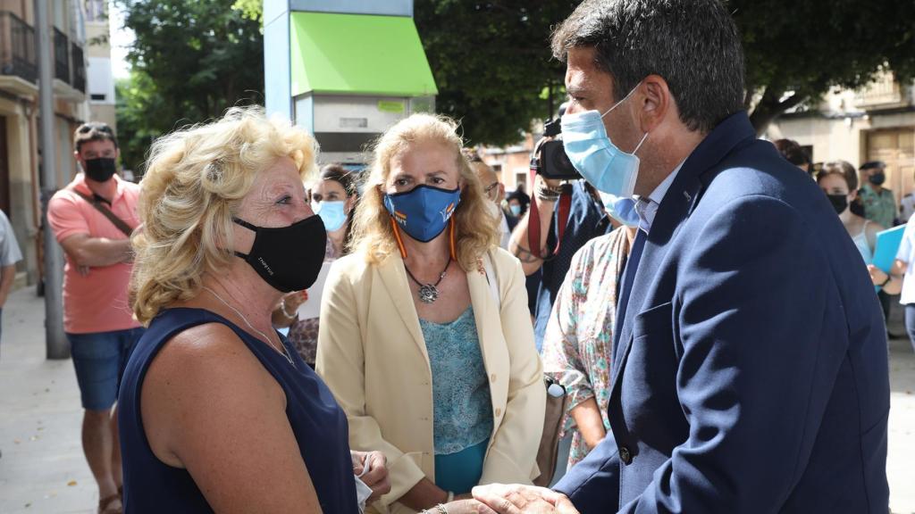 El presidente de la Diputación de Alicante, Carlos Mazón (PP), junto a familiares de las víctimas.