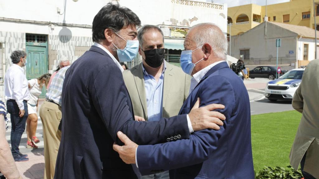 El alcalde de Alicante, Luis Barcala, el de Sant Joan, Santiago Román, junto al de Mutxamel, Sebastián Cañadas.