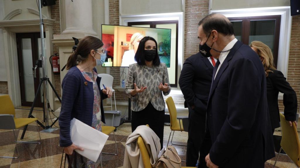 Pilar Aparicio talks with Cruz Sánchez de Lara and Pedro J. Ramírez.