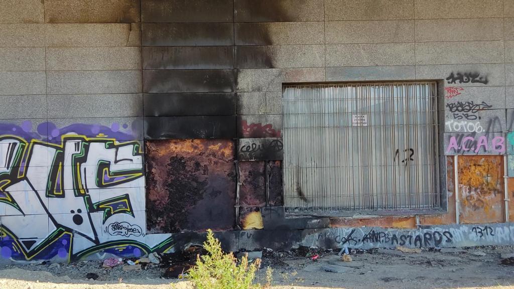 Restos quemados junto al pabellón oeste de la estación Victoria Kent.
