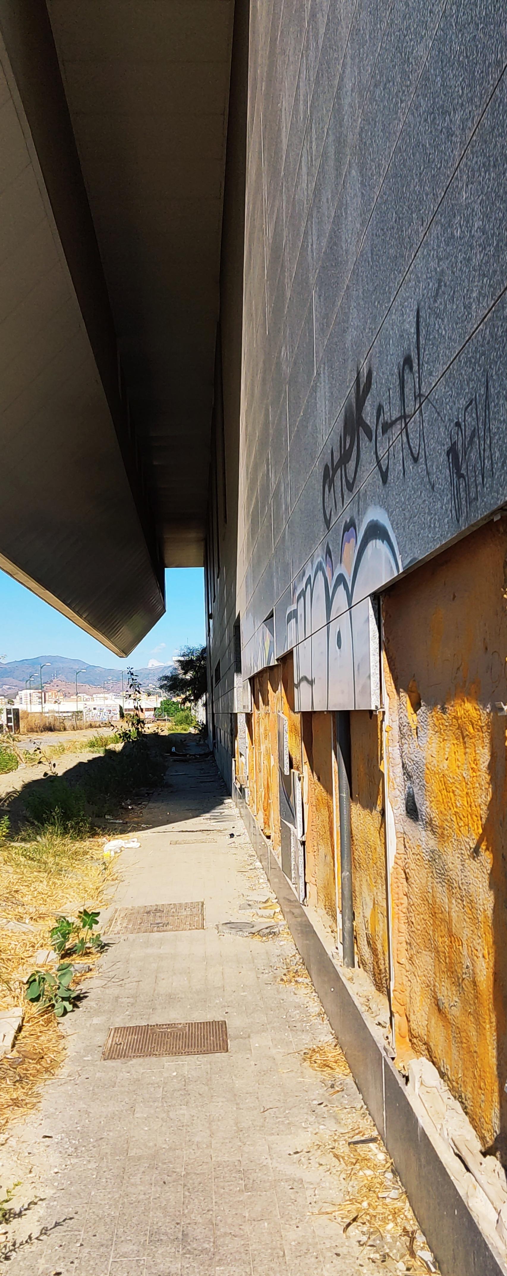Trocos desprendidos de la fachada del edificio de la estación de Cercanías.