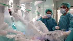 El Dr. Ramiro Cabello realizando una intervención urológica con el robot quirúrgico Da Vinci de la FJD.