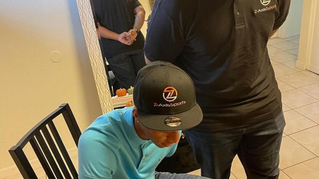 Hansel Emmanuel firmando su nuevo contrato