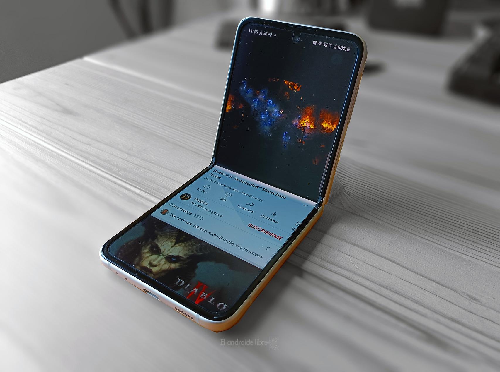 Así se ve adaptado YouTube en el Z Flip 3