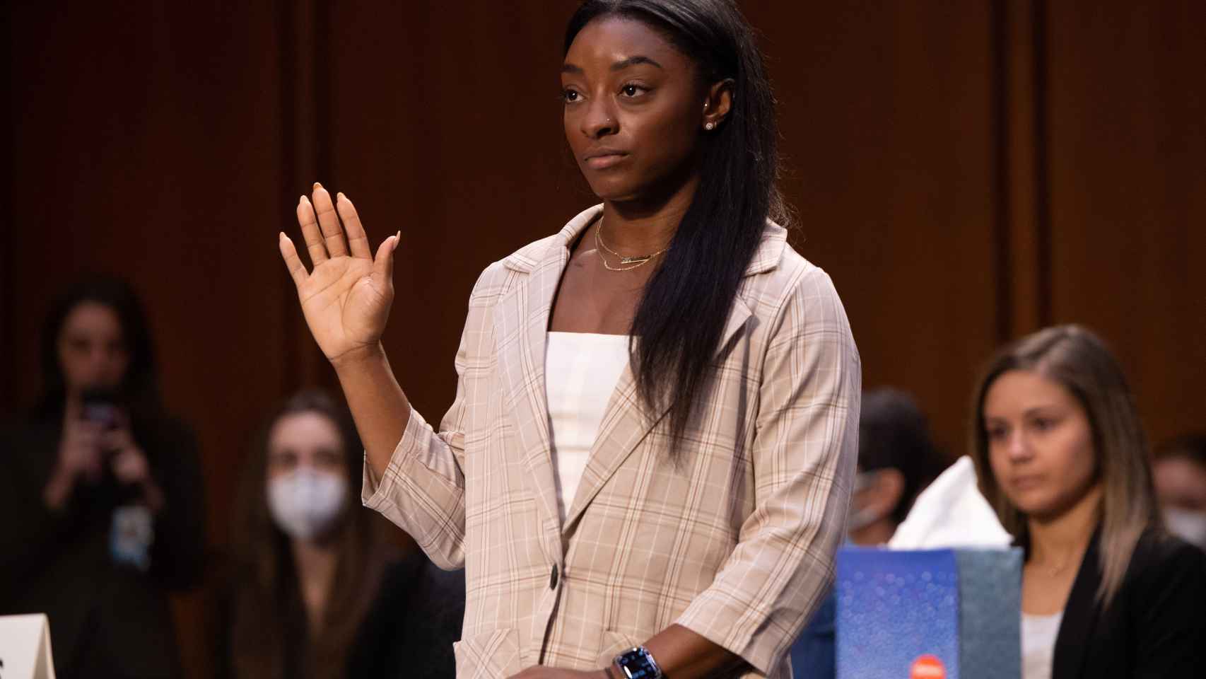 Simone Biles, en el juramento antes de testificar frente al Senado de EEUU
