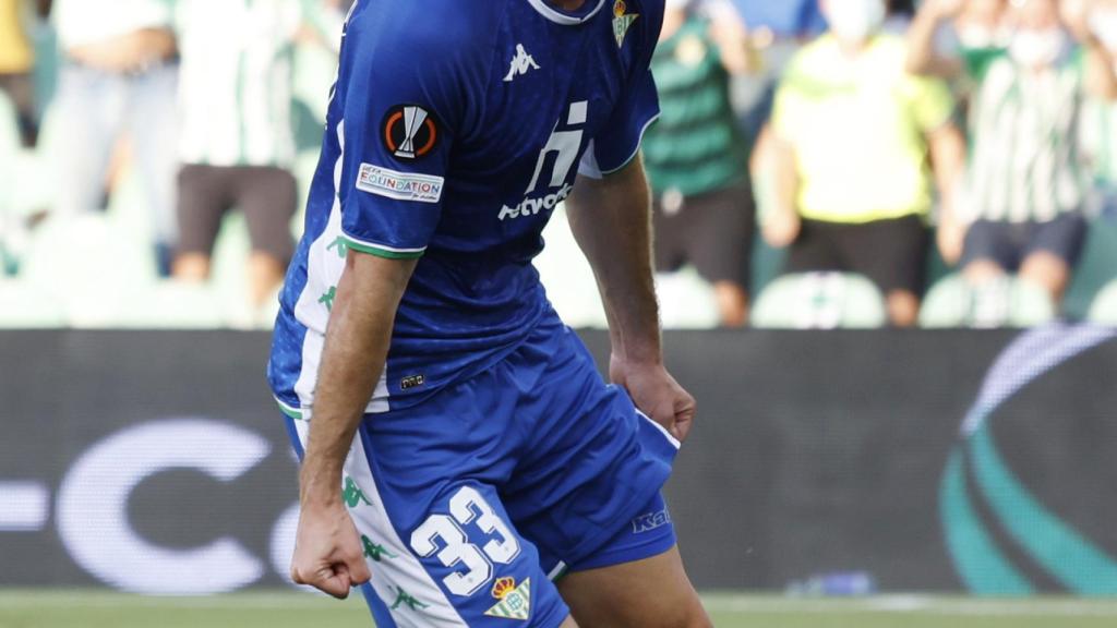 Juan Miranda celebra un gol con el Betis en la temporada 2021/2022