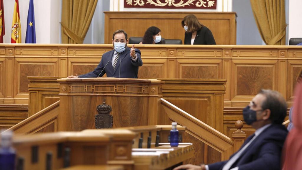 Paco Núñez señala al Fernández Sanz durante su intervención.